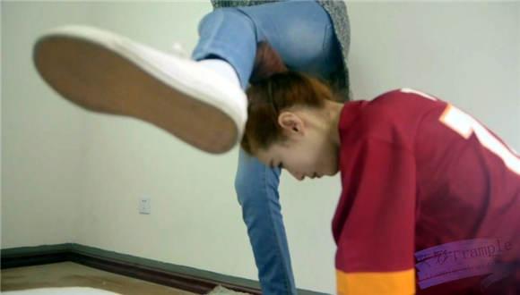 至尊LULU女女侮辱 校花儿大战之不打你，你骨头痒 G-NV-178