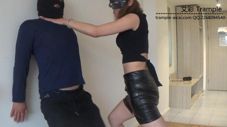 女特工潜入宰杀暴徒