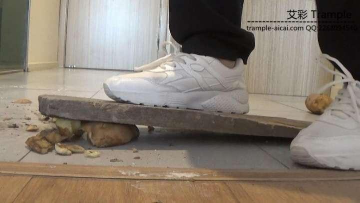 高跟白色运动鞋木板 物品粉碎