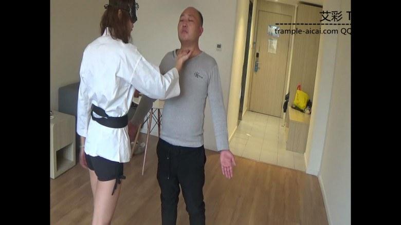 跆拳道美女演示实用防身术