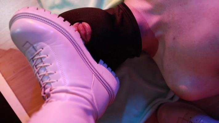 【黑丝诱惑】素女沐沐踩在奴身上换小白鞋 YC-220419-8