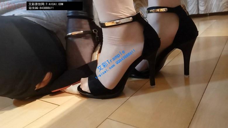 两个主人同时出现，一起调教奴隶，给奴隶踩踏美食！