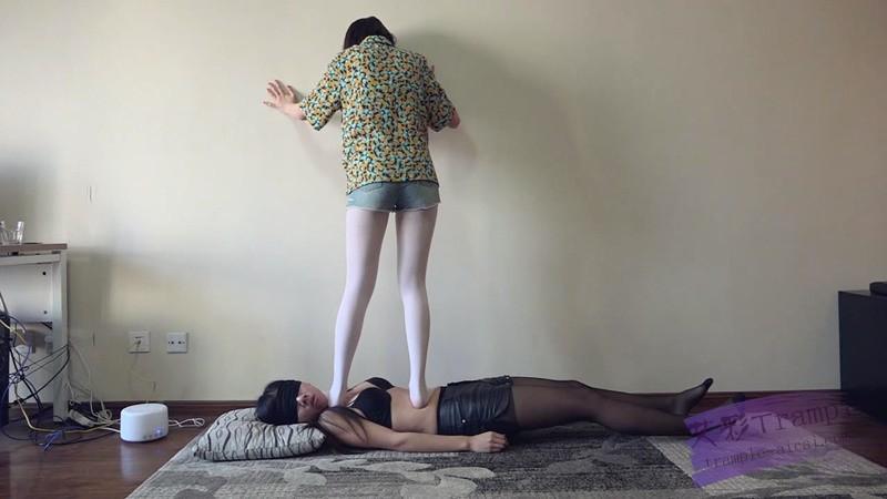 『小妮女女』无情践踏女M，纯虐，胸踩憋，脸变形