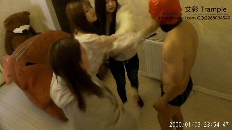 猥琐男墙角被群殴