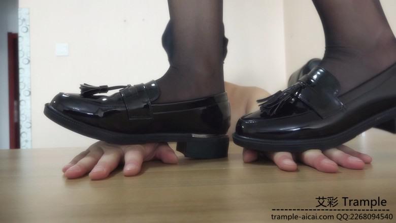 小美眉黑丝皮鞋踩踏，品味黑丝。