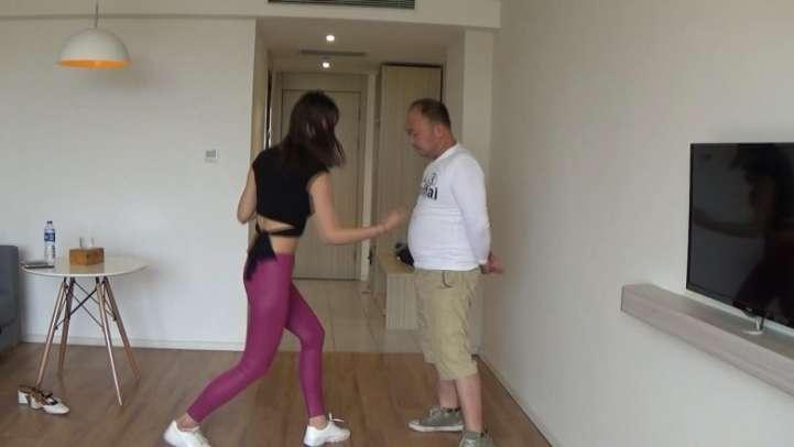 红色打底裤肉靶健身锻炼