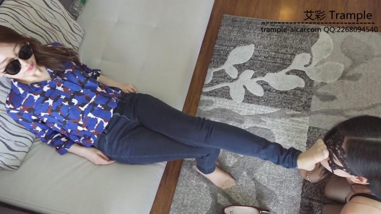 『小妮女女』原味平底鞋肉丝插嘴深喉调教。