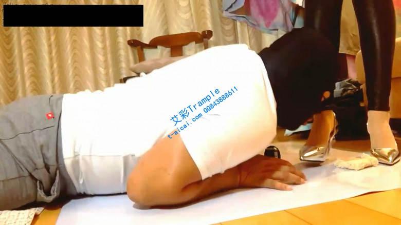 奴隶饥渴的舔舐着主人的脚指头