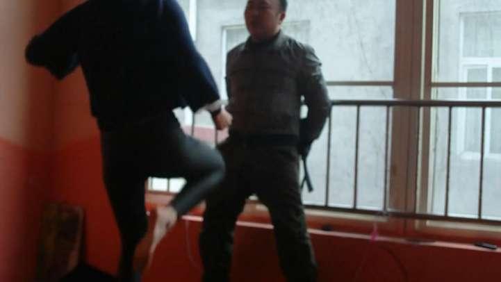 组织女打手吊打逃跑者