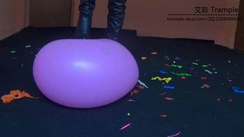 黑丝靴子踩气球2