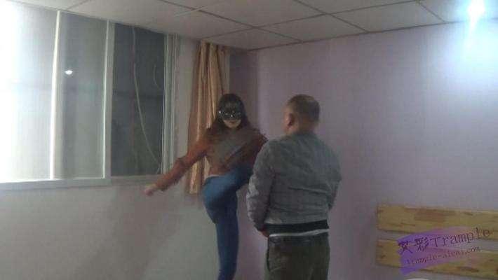 跆拳道美女人肉沙包 跆拳道美女人肉沙包