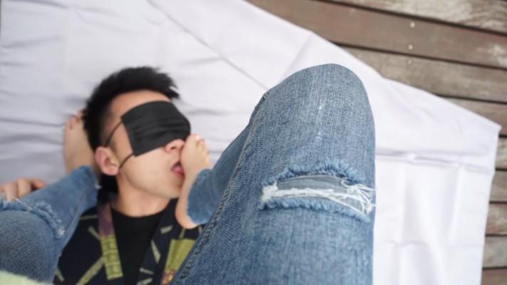 【黑丝诱惑】姣姣室外公园首次被舔脚 YC-221123