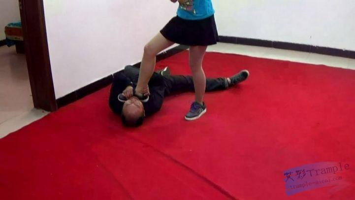 丽娜的复仇–赤脚夹脖子扭断