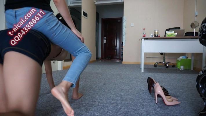 【小妮女女】三双高跟鞋虐踩女奴 ACNN75