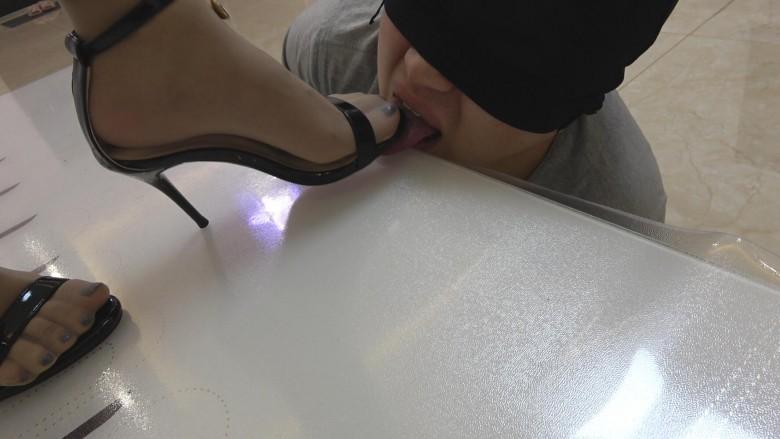 茶几高跟踩踏狗舌，狗脸