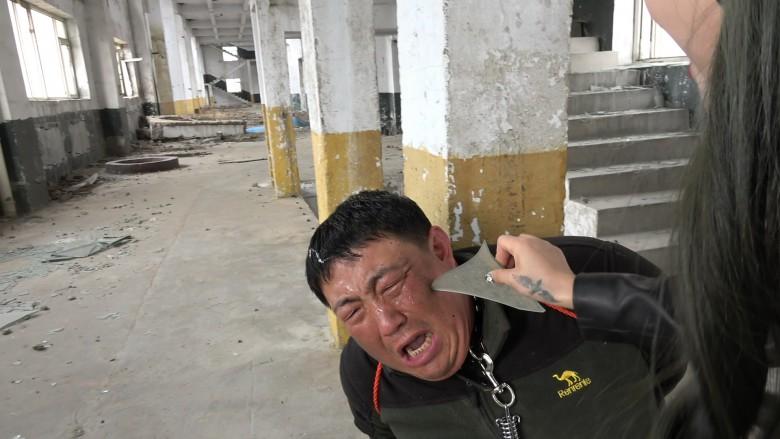 废弃工厂暴打羞辱欠债肥狗