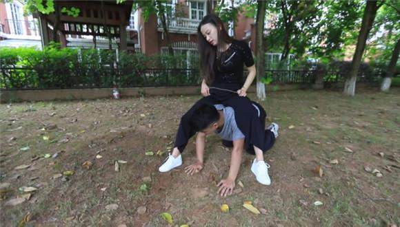 『奴隶岛』—狗嘴清洁泥鞋底（上）