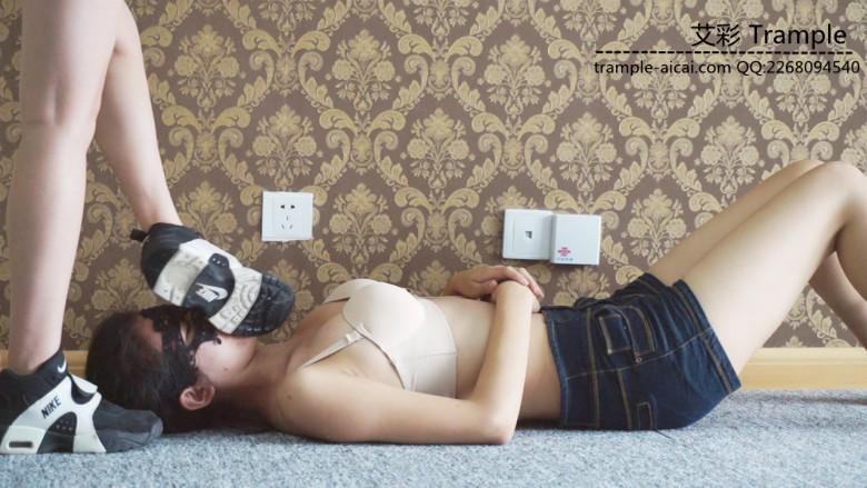 『小妮女女』白袜运动鞋全体重无情践踏女M