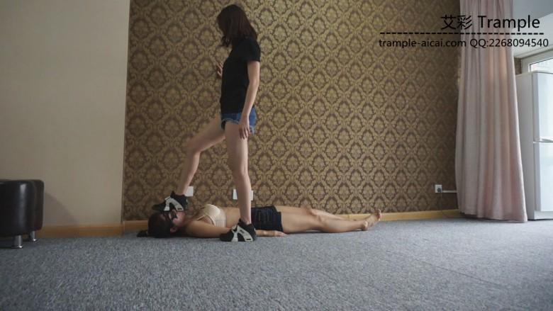 『小妮女女』白袜运动鞋全体重无情践踏女M