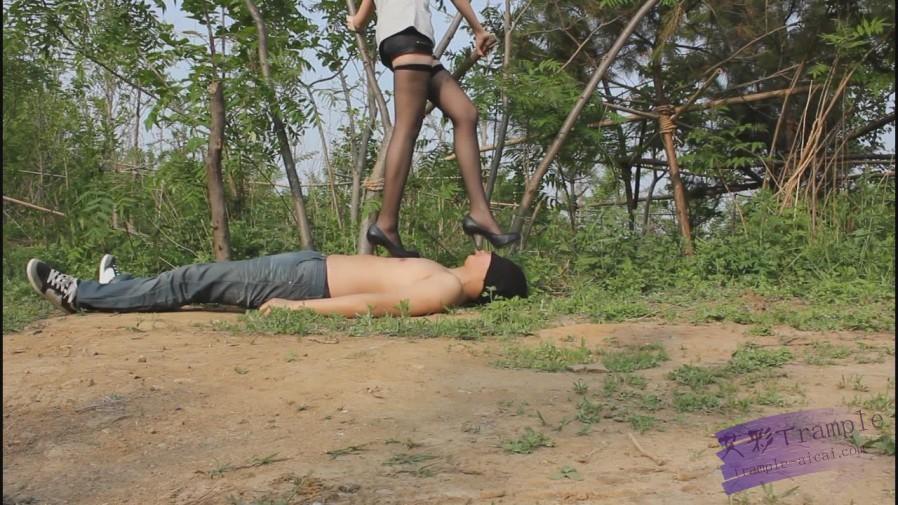 户外高跟践踏调教，舔鞋底，舔黑丝嫩白玉足