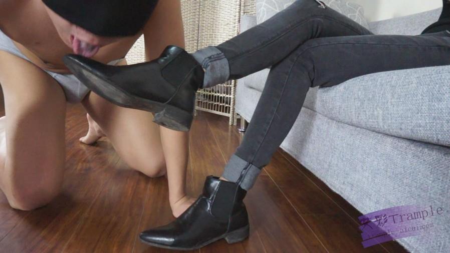 美女原味皮鞋+原味袜子踩踏,舔脏鞋子,闻臭袜子 美女原味皮鞋+原味袜子踩踏,舔脏鞋子,闻臭袜子