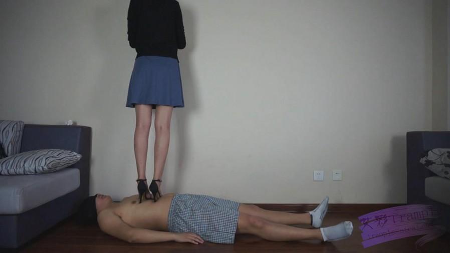 韩国女生第一次玩踩踏-漂亮的高跟