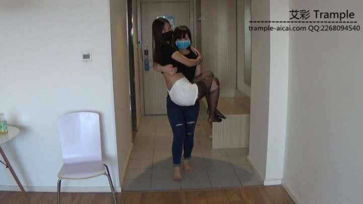 女女扛抱骑脖子