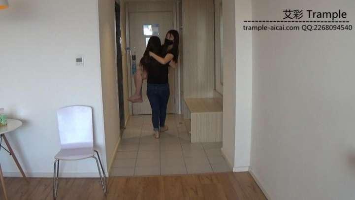 女女扛抱骑脖子