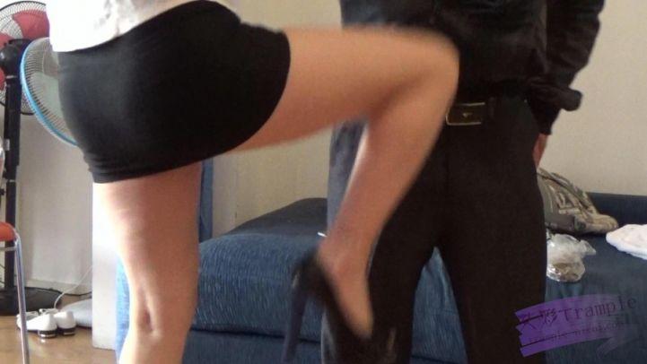 挟持美女秘书反被虐。