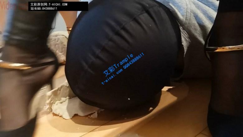 两个主人同时出现，一起调教奴隶，给奴隶踩踏美食！