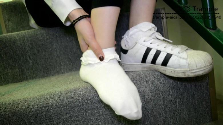 『奴隶岛』—白袜脚扭伤