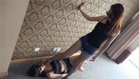 网袜细高跟凉鞋践踏调教女M