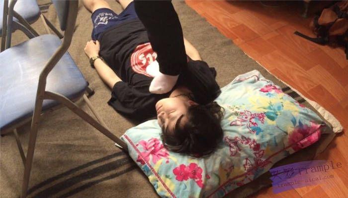 售房打工妹原味棉袜高跟重踩