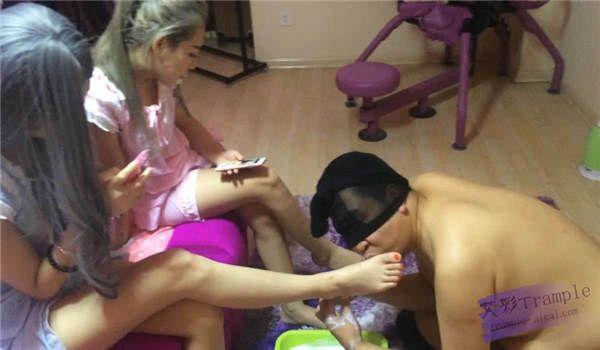 贱男人用酸奶清理美女的脚趾