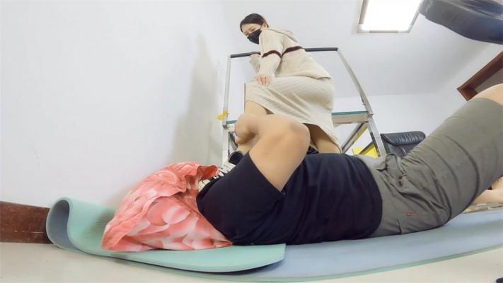 【婧児小主】晓G帆布鞋脏白袜踩头踩脖子 踩踹审讯最后裁断囚犯脖子! YC-220516-4 【婧児小主】晓G帆布鞋脏白袜踩头踩脖子 踩踹审讯最后裁断囚犯脖子! YC-220516-4