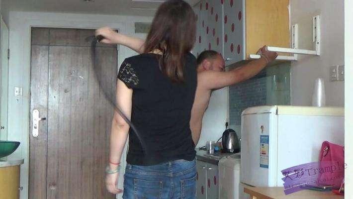 玲主皮鞭虐打踩踏