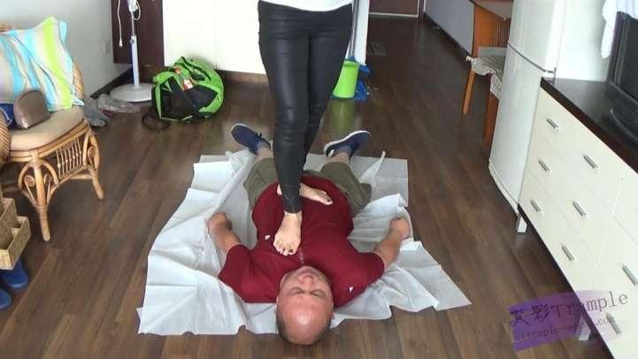 女主紧身裤骑乘搧脸窒息