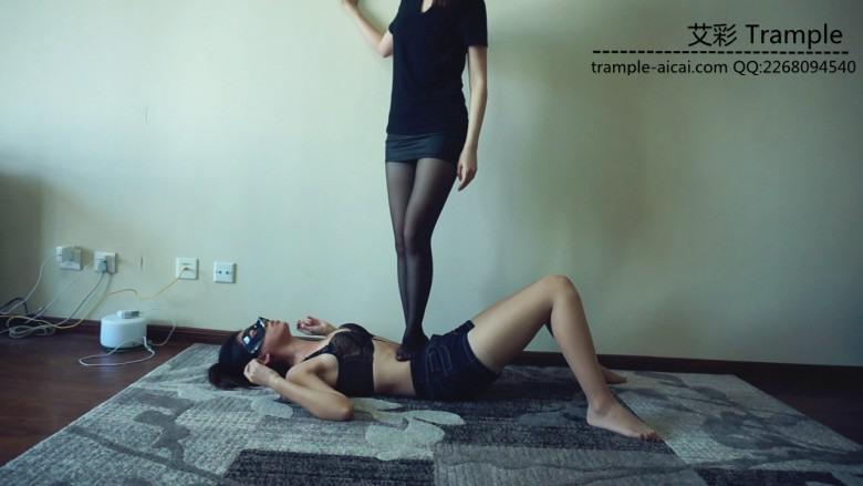 『小妮女女』性感黑丝雪白美腿虐女M