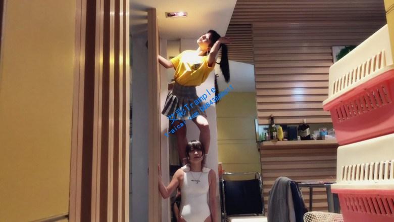 最强女m：全新风格女女踩踏人肉舞毯！