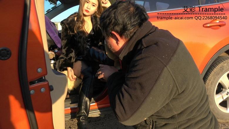 冷柔公园当众调狗