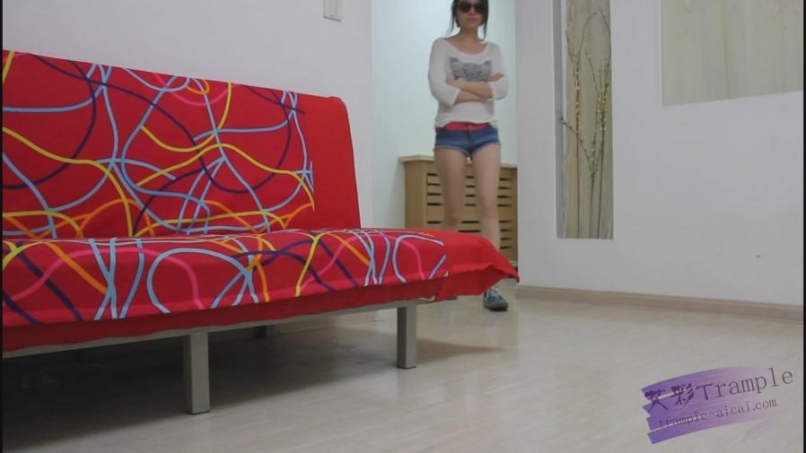 汗水浸透的白色短丝+运动鞋