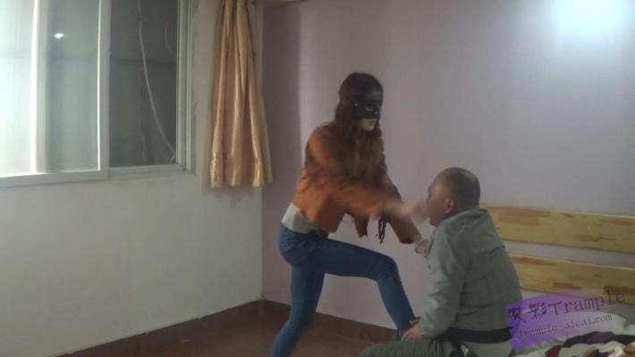 跆拳道美女人肉沙包 跆拳道美女人肉沙包