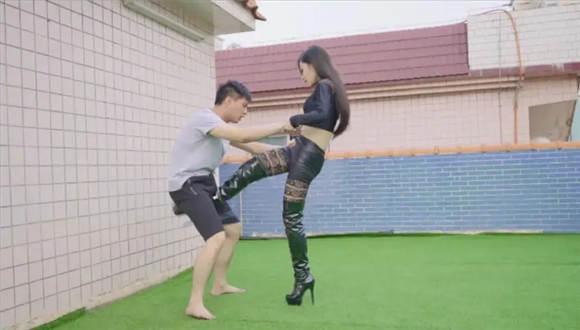 『奴隶岛』—〔Magic︱Mirror 魔镜少女〕—长靴踢废出轨的老公