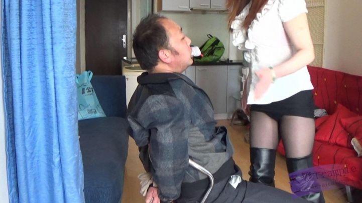 挟持美女秘书反被虐。