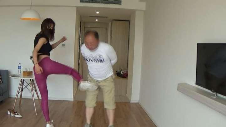 红色打底裤肉靶健身锻炼