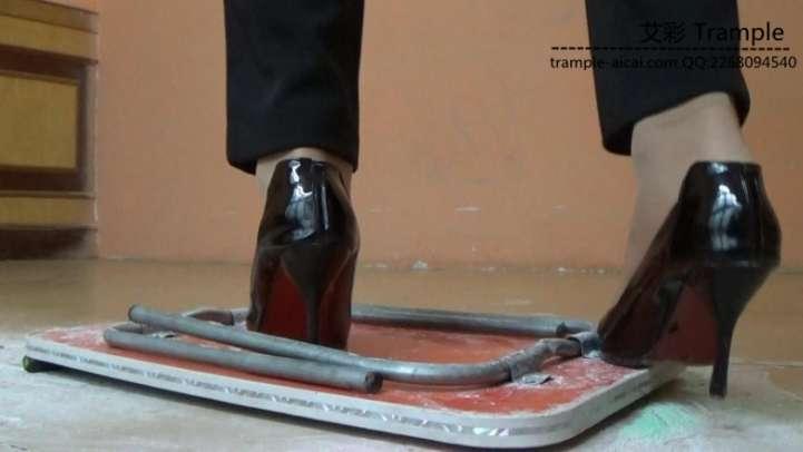 职业装木板压碎