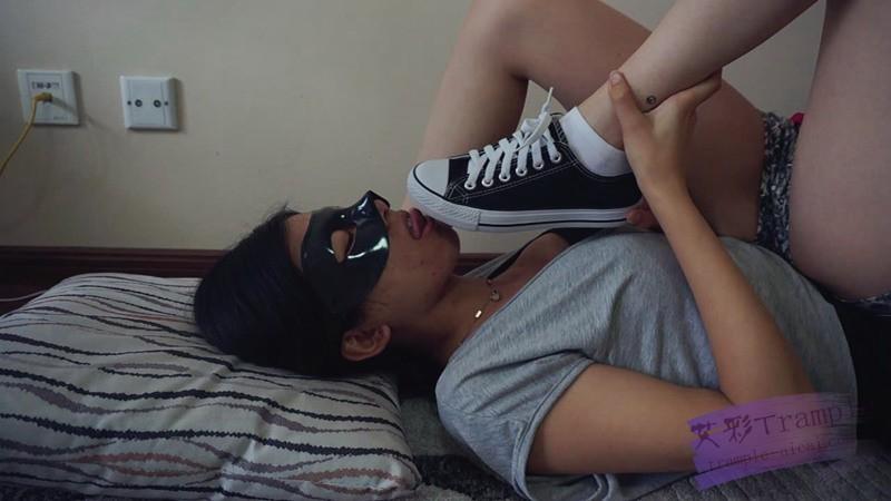 『小妮女女』恋足妹妹，撒娇让姐姐踩自己，舔姐姐的鞋袜