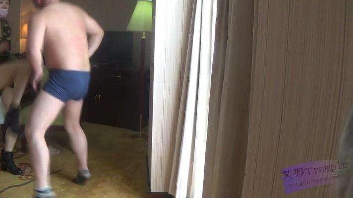 女特战队员审讯男俘虏