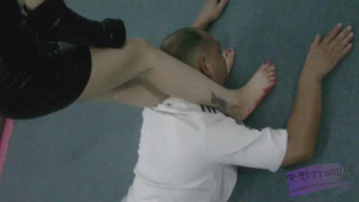 黑皮衣狠辣女警潜入（2）—高抬腿踩脖子踩死吐血