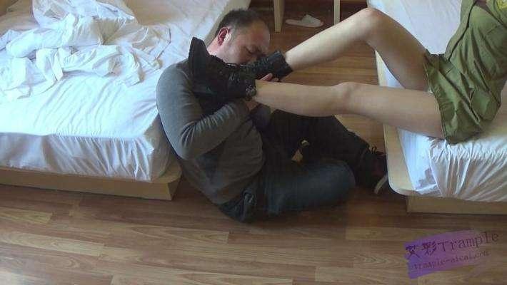 性感长腿女特工虐杀男间谍—最后用脚扭断脖子